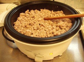 step2: 熱鍋後ˊ不用放油ˊ直接加入豬絞肉炒至肉鬆散有香氣ˊ盛盤備用