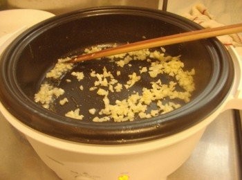 step3: 利用鍋內餘油炒香蒜頭ˊ薑ˊ黑豆鼓末