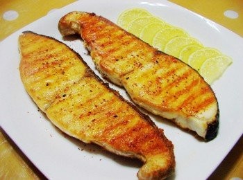 step5: 如果試了許多方法還是無法煎出漂亮的魚ˊ 那料理前輕沾少許蛋液ˊ 或在魚表面抹上少許麵粉ˊ 都有助於煎出漂亮完整的魚ˊ 提供大家參考ˊ最簡單的香煎魚ˊ 但配飯就是又香又好吃ˊ 外層香酥ˊ魚肉甜嫩ˊ 真的是很下飯的魚類料理方式~試試看吧~