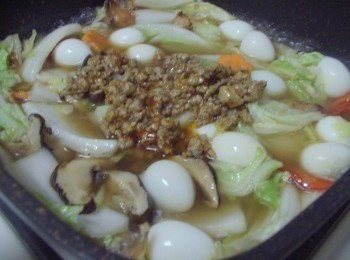 step3: 6.然後添入覆蓋食材的水量及<span class="group_2">調味</span>ˊ並加入2大匙麻婆肉醬煮滾