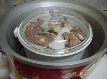 step3: 3.電鍋外鍋放入米杯水2杯ˊ然後擺進內鍋蓋好蓋子ˊ 電源彈起就完成囉ˊ簡單<span class="group_2">調味</span>並加入米酒增添風味即可。