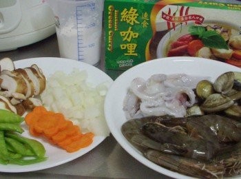 step2: 先準備好所需<span class="group_1">材料</span>ˊ並處理成適當大小ˊ大白蝦開背除腸泥備用