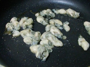 step3: 熱鍋後加入2~3大匙油ˊ油熱擺入蚵仔ˊ 讓鮮味透過熱鍋釋放出來