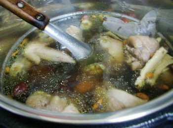 step3: 步驟3我用快鍋處理ˊ所以用燉煮功能來完成ˊ 當快鍋洩壓完成ˊ十全鮮雞湯就好囉~