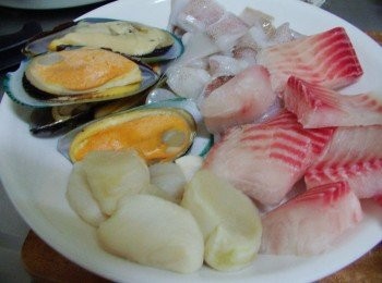 step5: 準備處理好<span class="group_2">海鮮料</span>及其他[配料] 美味好吃海鮮這就買得到喔: http://enjoyfresh.com.tw/shopping_cont.php?Key=141&uID=1&cID=9 懶得上市場人擠人選購食材 匯鮮市集是蠻不錯的選擇喔~ 即日起至1/31日止還有組合優惠 需要的可以參考看看^^