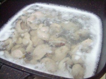 step1: 雞珍先用適量米酒搓洗乾淨ˊ然後準備湯鍋ˊ再次川燙洗淨備用