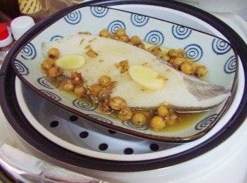 step3: 煮飯時ˊ上頭擺上蒸盤ˊ再將處理好步驟2擺上ˊ 飯煮好蒸魚也OK囉。