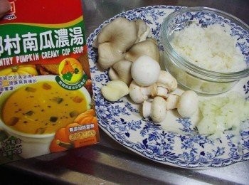 step2: 先準備好所需<span class="group_1">材料</span>如照片圖ˊ 菇類只要自己喜歡即可ˊ不用局限ˊ 洋蔥切小丁ˊ蒜頭切細末備用