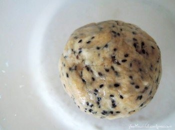 step2: 接着，混合均匀成饼干面团。