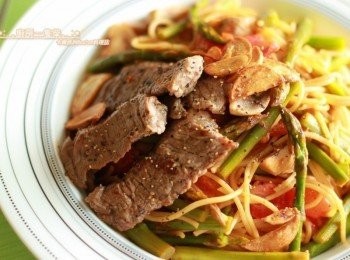 step7: 最後加入燙好、拌過橄欖油的義大利麵續煮拌勻，約1~2分鐘，起鍋盛盤，放上煎好的牛排肉、蒜片，即完成。