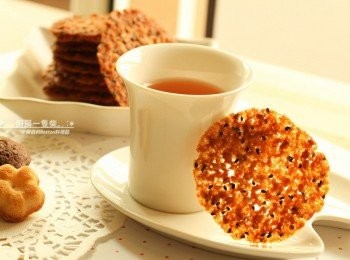 step5: 剛烤好的餅乾質地較軟，可於此時塑形整成瓦片狀，待稍涼變硬後可輕輕拿起，利用廚房紙巾吸去多餘油脂，再密封保存。