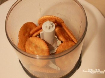 step1: <span class="group_1">塔皮</span>無鹽奶油隔水加熱融化；起司薄餅以調理機打碎，加入細白糖混合。