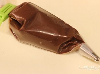step4: [<span class="group_2">巧克力甘納許</span> ]:倒入先裝好擠花嘴的擠花袋中，放進冰箱冷藏，備用。