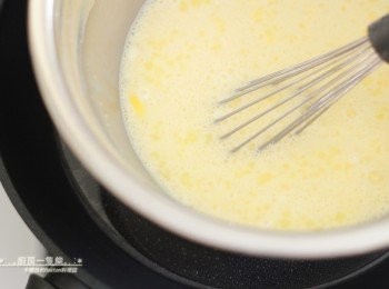 step2: <span class="group_2">奶油餡</span>將混合所有材料的鋼盆隔水加熱，一邊稍微攪拌，直到變成濃稠的膏狀，關火，移出放涼。