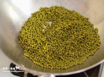 step3: 取一圓底炒鍋，以大火燒熱(鍋中不需加油)，倒入洗好的綠豆翻炒至手摸會燙的程度。