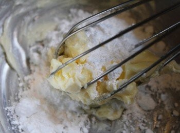 step1: 將奶油+糖粉打至很淺的黃色. (手打過程約3分鐘)