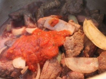 step4: 取一燉鍋, 炒香洋蔥後, 加入牛肉, 紅酒1杯, 以及義大利麵紅番茄醬汁