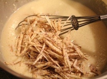 step2: 把芋頭絲倒入原味麵糊中拌勻