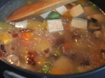 step3: 起鍋前用太白粉水勾芡, 再加入香油/白胡椒粉調味即完成