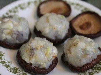 step2: 適量的蝦仁現塞入香菇中. 並用青豆仁裝飾(可省略)