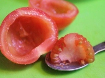 step1: 將番茄果囊取出後, 番茄果肉切成丁 (** 果囊容易出水, 做成莎莎醬會形成過多的醬汁, 鋪在麵包片上會破壞酥脆的口感. 所以將其取出)