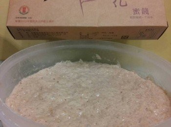 step2: 將水慢慢倒入材料A中，一邊倒一邊用筷子或湯匙攪拌，直到水全部被麵粉吸收，無麵粉殘留為止，無需揉麵團。