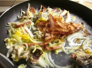 step5: 加少許水.台東柴魚花.醬油.塩調味,放入寛冬粉拌炒,起鍋前加沙茶及香油即可