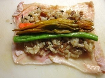 step5: 雞皮攤平,先鋪平4.再放入胡蘿蔔.四季豆.台東金針花