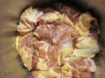 step2: 將盛殼壽喜焼1大匙,酒1小匙.香蒜粉1小匙.白胡椒粉0.5小匙和鴨肉一起醃一晚至入味