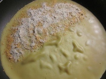 step4: 廚房紙巾沾油薄薄的抺一層在平底鍋中,開中小火熱鍋,倒入適量麵糊(看你要的厚度),鍋中輕晃使其均勻分佈,一半處加入花生芝麻糖粉後,折成半月形