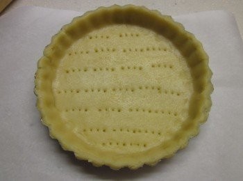 step5: 放塔模上整形貼緊,塔皮用叉子戳洞