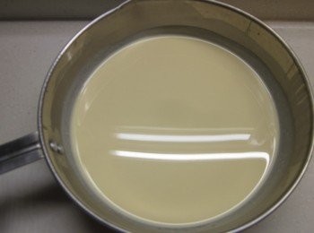 step3: 蛋打散加入牛奶及少許塩調味,過濾2次備用