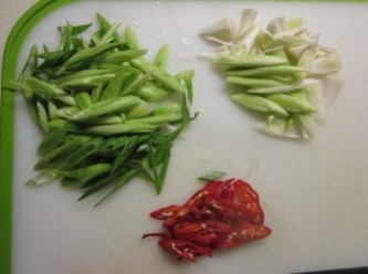 step2: 將青蒜分蒜白及蒜青切斜片,辣椒也切斜片備用
