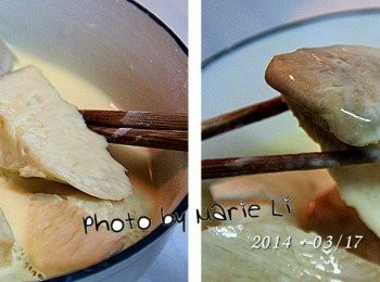 step3: 切成塊狀的杏鮑菇放進調好的麵糊裡 仔細讓杏鮑菇塊完全裹上麵糊