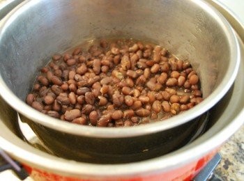 step6: 外鍋再加1杯水蒸煮，開關跳起後再悶十分鐘