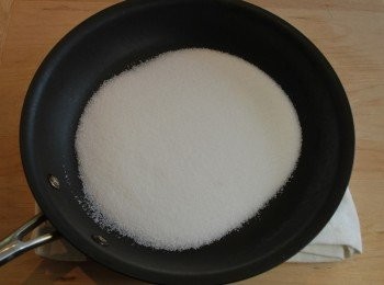 step1: 將白砂糖鋪在厚底平底鍋中，以中火加熱，過程中切勿攪拌