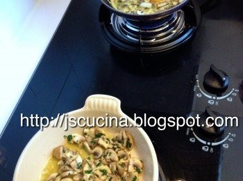 step2: 橄欖油，炒香蒜頭，白菌，加入意大利蕃茜，鹽，黑胡椒調味。