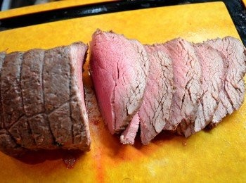 step14: 將牛柳取出剪去綿繩，切片後放上盤，擺放配料就可以食用。