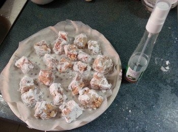 step4: 預熱光波爐220C高架,排骨入爐前碌滿生粉後噴一層薄薄的油(一定要入爐前做)
(如沒有噴油樽可改用油掃印油於沾滿生粉之排骨上)