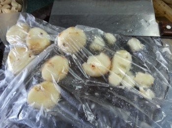 step3: 馬蹄去皮用食物袋裝起,用菜刀背拍扁