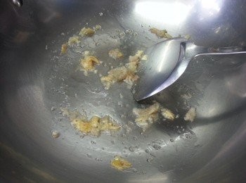 step3: 先用1湯匙油爆香蒜頭及蔥頭