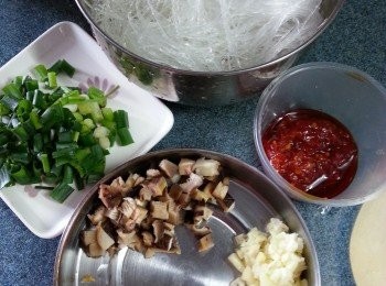 step3: 粉絲浸軟剪長段,(不要太短),冬茹浸軟切粒.蝦乾浸軟切粒.蔥切粒.蒜蓉1湯匙.薑蓉1茶匙.豆瓣醬一湯匙備用