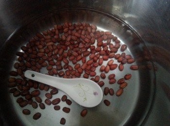 step1: 紅豆浸水起碼4小時以上,用半煲水煲滾,加1支瓦匙羹落煲裡,(作用是防紅豆痴底)倒入紅豆煮30分鐘熄火不用開蓋焗1小時待紅豆淋.