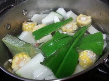 step5: 煲滾清水,放入各材料,煲2小時落鹽調味即可