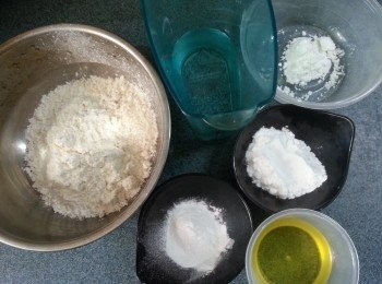 step1: 預備好脆漿料,先將所有粉拌勻,再加入油拌勻,再分幾次慢慢加入食用開水拌勻成脆漿,待脆漿休息15分鐘以上待用