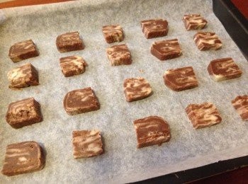 step7: 預熱焗爐190度, 取出麵團後用刀切開每件1CM厚, 平放焗盤上, 每件之間一定要留2CM空位