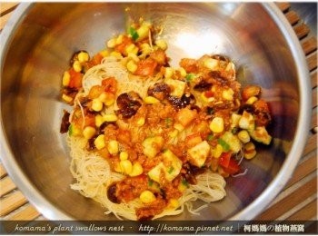 step5: 將所有<span class="group_1">食材</span>與米粉一同拌勻後，即可盛裝至碗盤中。