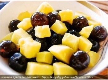 step4: 將黑木耳QQ圓(黑糖口味)與地瓜塊倒入碗中，攪拌均勻後，即可立即享用。