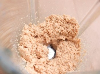 step3: 再攪拌一分鐘，停一停，再攪拌，重覆步驟，花生慢慢會變成糊狀。下一至兩湯匙油，再下少許鹽或蜂蜜調味（也可不加調味）
*直接落油便可，不用熟油