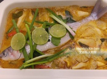 step4: 湯滾後下魚，想知魚肉是否熟透, 可用筷子測試, 筷子輕易穿過即可以。魚差不多熟將青檸片, 檸檬葉和蔥段即可。